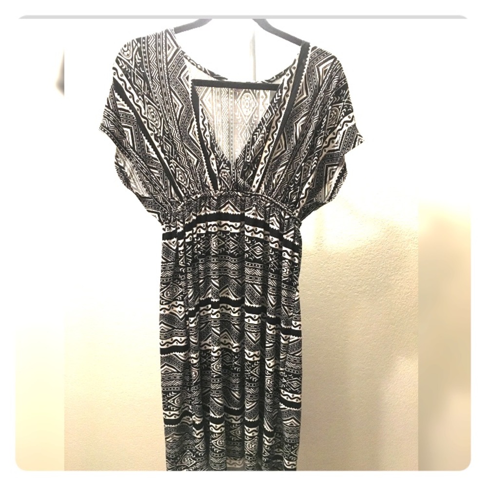 5th Love Black & White plunge neck dress